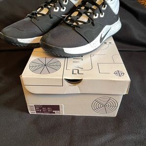 PG 3 basketball shoes